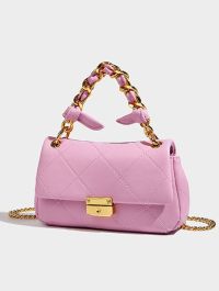 « Esplorando la Mini Borsa con Patta Trapuntata Ispirata al Designer – Della: Un Nuovo Must-Have della Moda »