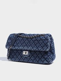 « Esplorando la Versatilità della Borsa a Tracolla Grande ‘Finley’ in Grigio/Blu: Un Must-Have per la Donna Moderna »