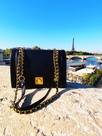 « Esplorando l’Eleganza: La Borsa Donna a Tracolla con Catena Naomi in Nero, Verde e Bianco »