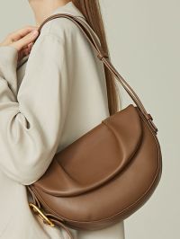 « Autunno in Stile: La Grande Borsa a Tracolla Firmata ‘Borsa Donna’ in Pelle Italiana Bianco/Nero/Marrone »