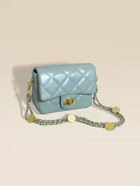 « Esplora l’Eleganza della Mini Borsa Donna Estiva Olivia: Un Tocco di Blu, Bianco, Rosa e Nero per il tuo Stile »