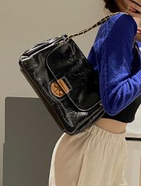 « Esplorando l’Eleganza della Borsa Donna Grande a Tracolla Julia: Un Icona di Stile in Nero, Bianco e Verde »