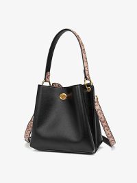 « Esplorando l’Eleganza: La Borsa a Tracolla Firmata Marley in Nero, Bianco e Rosa per la Donna Moderna »
