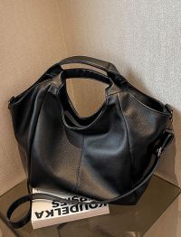 « Esplorando l’Eleganza: La Borsa Donna a Tracolla Grande Firmata Jade in Bianco/Nero/Verde »