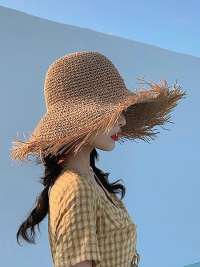 « Ophel: Il Fascino Indiscusso del Cappello di Paglia per la Spiaggia e il Sole »