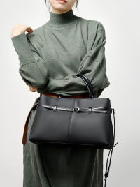 « Esplorando l’Eleganza: Il Fascino del Classic Black Tote con Design Elegante – Borsa in Pelle 023 »