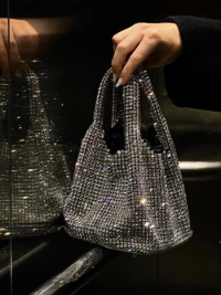 « Scopri la Tua Eleganza con la Glamorosa Pochette Decorata con Cristalli – Dazzling 004 »