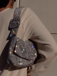 « Scopri la Brillantezza della Borsa da Spalla Imbottita di Cristalli Glamorosi – Dazzling 002 »