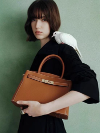 « Esplorando l’Eleganza: La Borsa Tote 005 in Pelle Nera di Lusso con Lucchetto »