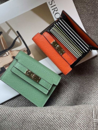 « Esplorando l’Eleganza: Il Porta Carte di Lusso in Pelle Texturizzata – Card Holder 001 »