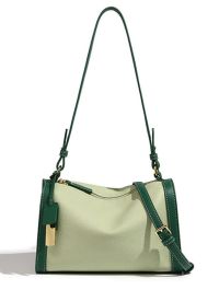 « Scopri l’Eleganza di Audrey: La Borsa a Tracolla Firmata in Pelle Italiana Verde/Caramello »