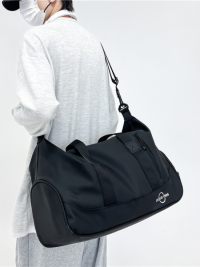 « Scopri l’Eleganza Sportiva con la Borsa Sportiva Sebastien: Un Must-Have per ogni Guardaroba »