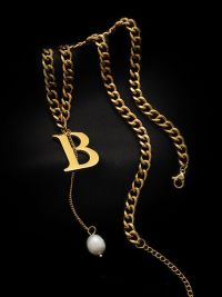 « Scopri l’Eleganza della Collana Blaire: Oro Cubano e Perla con Lettera B in Acciaio Inossidabile Placcato Oro 316L »