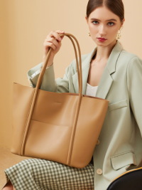 « Esplora l’Eleganza: La Borsa Tote in Pelle Nera per Donne – Leather Bag 013 »
