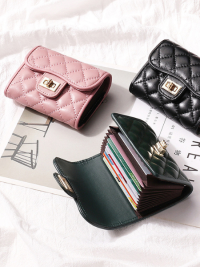 « Esplorando l’Eleganza del Porta Carte in Pelle Trapuntata – Card Holder 002 »