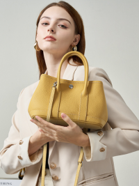 « Il Fascino del Sunshine Yellow Leather Daily – Sam: Un Must-Have della Moda »