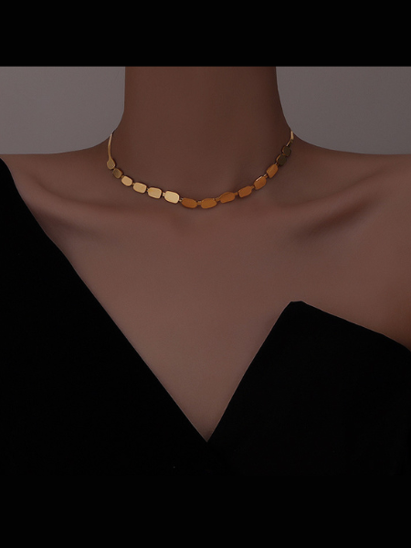 Come Indossare la Collana Niki: Il Tocco d’Oro per il Tuo Autunno