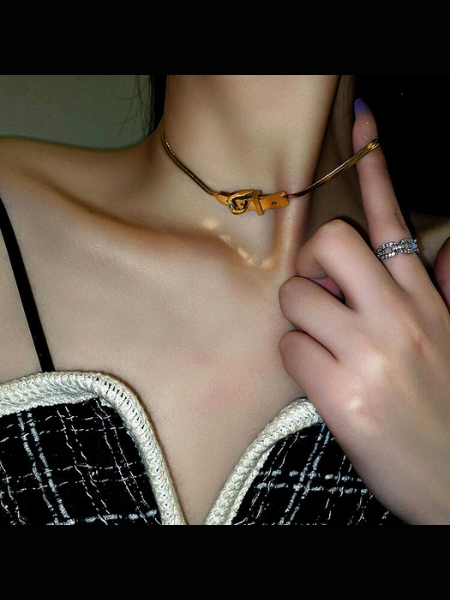 Catena Cubana in Oro: Il Tocco di Lusso per il Tuo Autunno