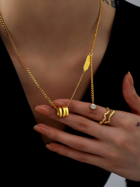 Splendore Autunnale: La Collana Rylee in Oro che Conquista Milano